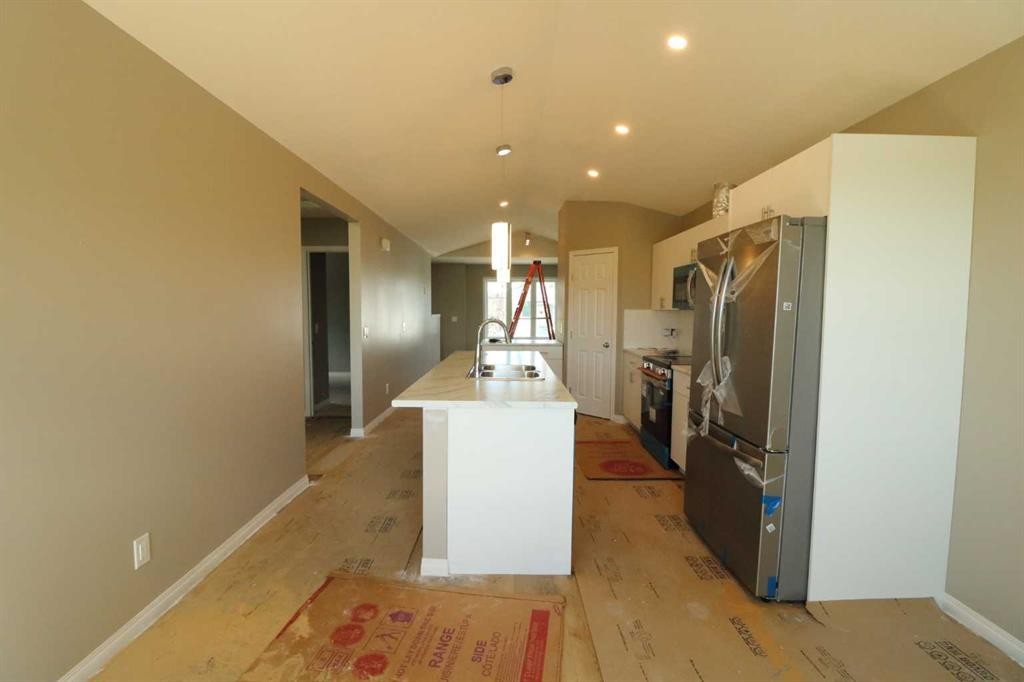 443 Henricks Drive, Irricana, AB - Indoor Photo Showing Kitchen