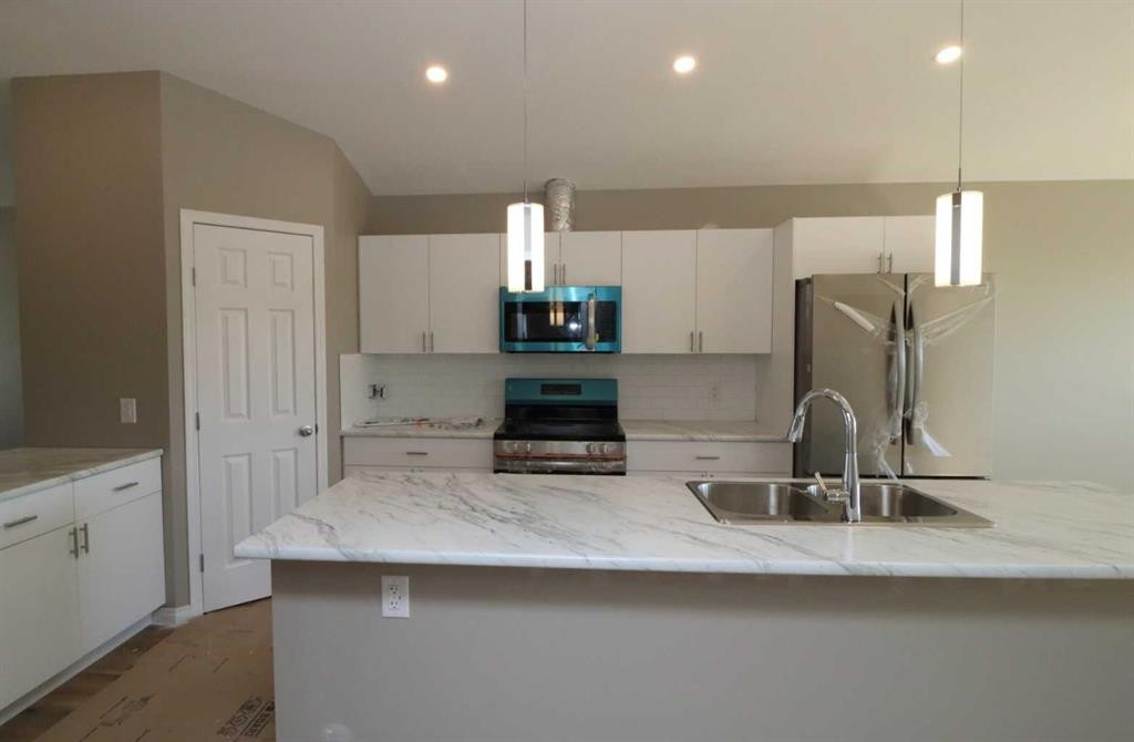 443 Henricks Drive, Irricana, AB - Indoor Photo Showing Kitchen With Double Sink With Upgraded Kitchen