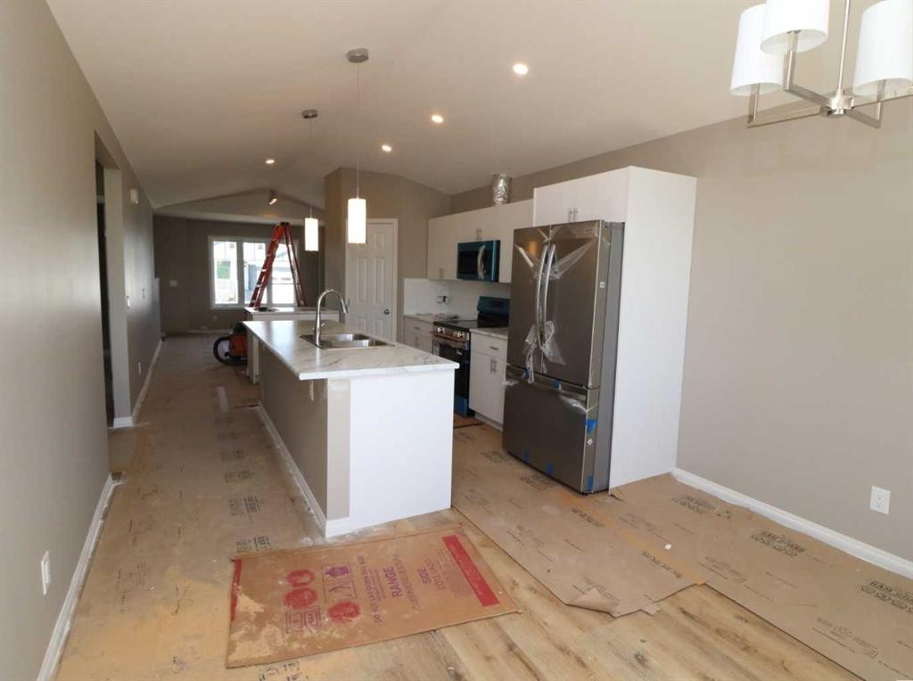 443 Henricks Drive, Irricana, AB - Indoor Photo Showing Kitchen