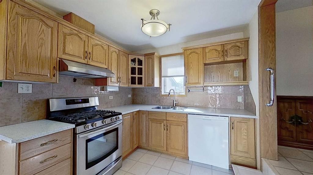 47 Montrose Crescent Ne, Calgary, AB - Indoor Photo Showing Kitchen With Double Sink