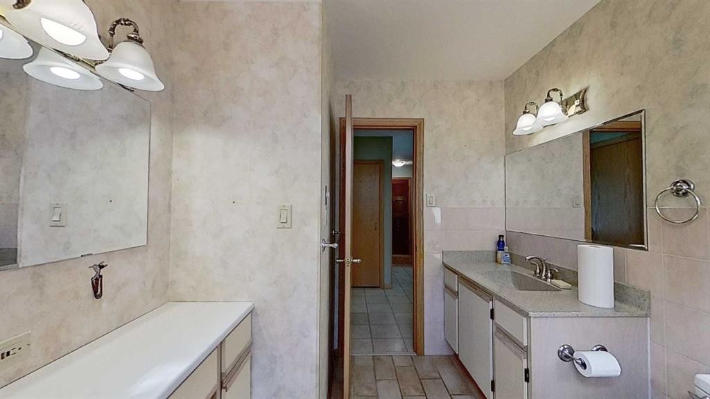 47 Montrose Crescent Ne, Calgary, AB - Indoor Photo Showing Bathroom