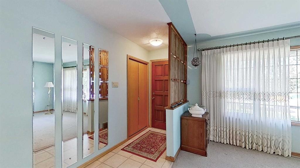 47 Montrose Crescent Ne, Calgary, AB - Indoor Photo Showing Other Room