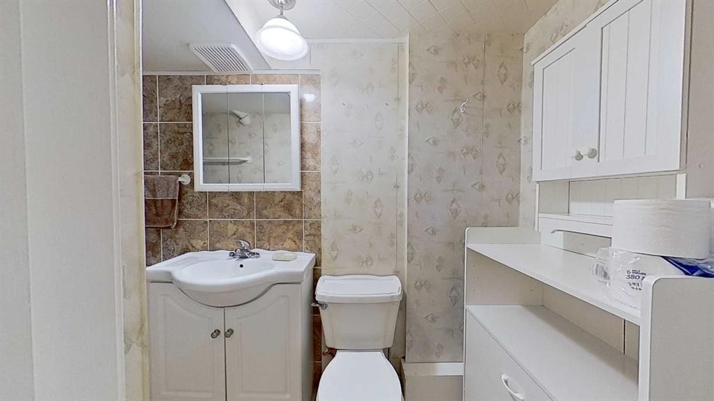 47 Montrose Crescent Ne, Calgary, AB - Indoor Photo Showing Bathroom