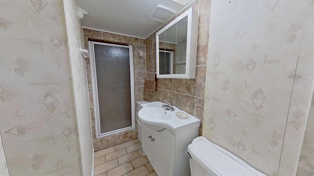 47 Montrose Crescent Ne, Calgary, AB - Indoor Photo Showing Bathroom