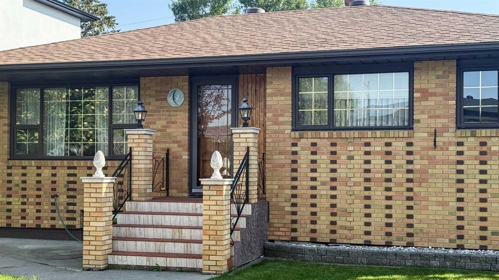 47 Montrose Crescent Ne, Calgary, AB - Outdoor With Facade