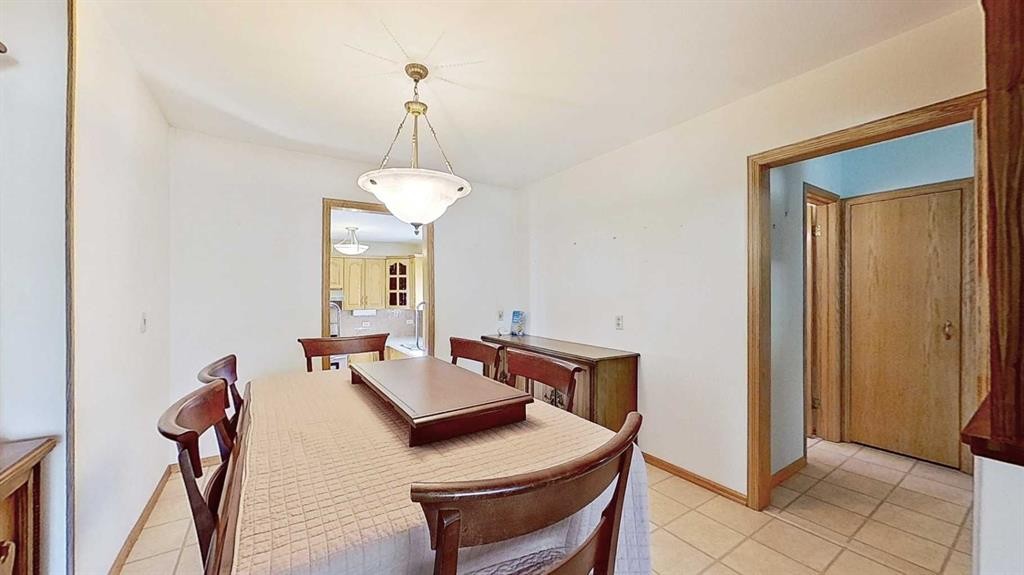 47 Montrose Crescent Ne, Calgary, AB - Indoor Photo Showing Dining Room