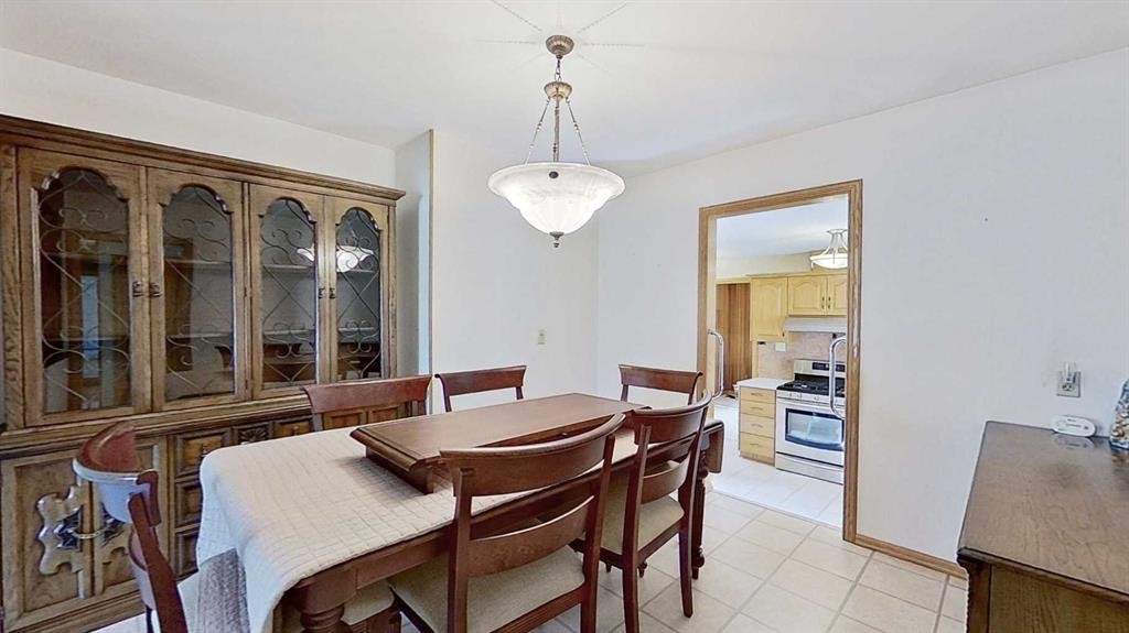 47 Montrose Crescent Ne, Calgary, AB - Indoor Photo Showing Dining Room