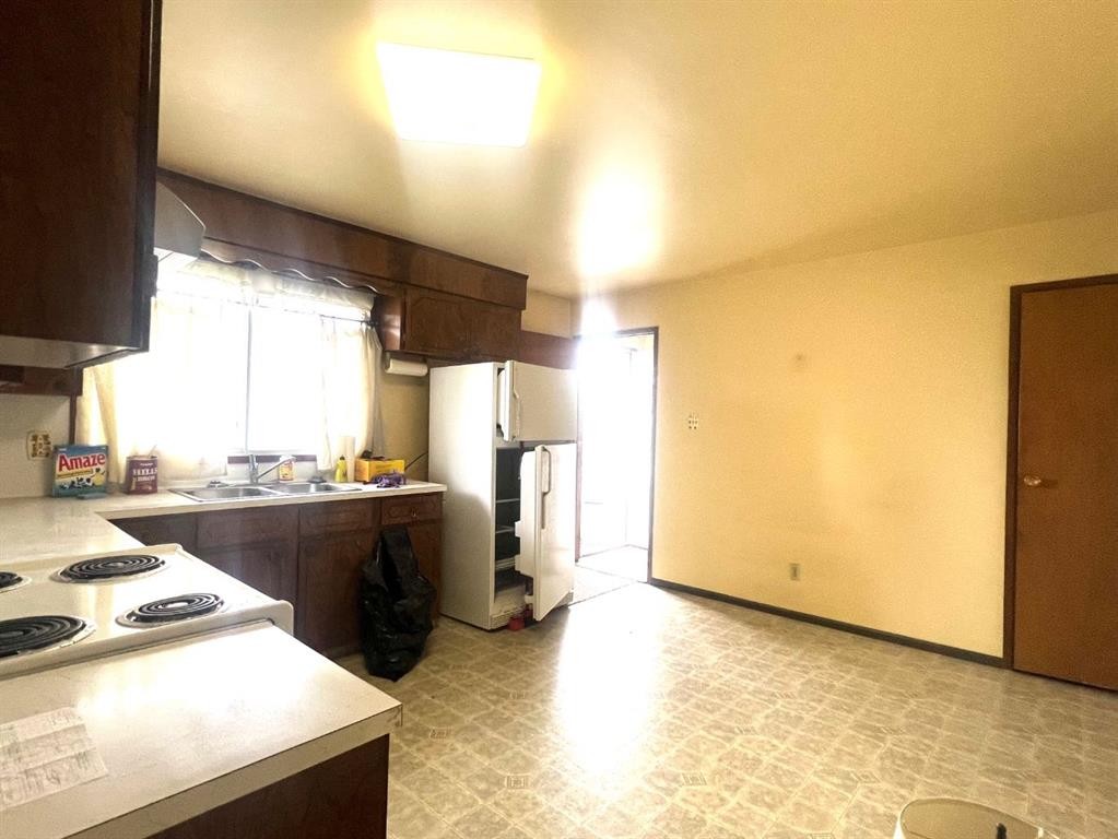 176 Huntchester Crescent Ne, Calgary, AB - Indoor Photo Showing Kitchen With Double Sink
