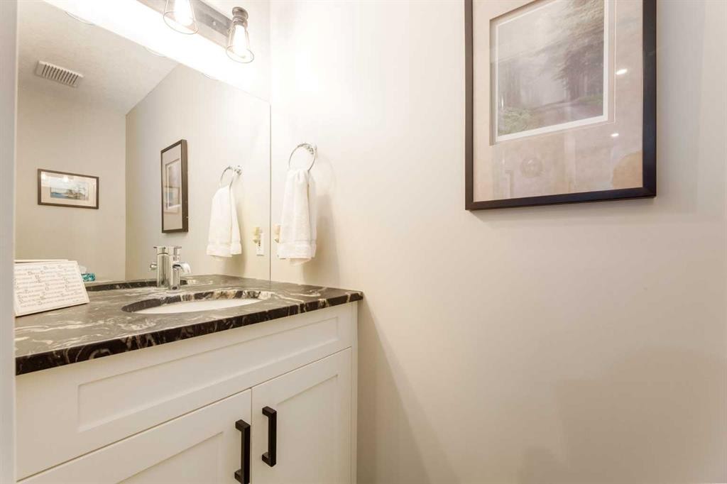 26 Eagleview Way, Cochrane, AB - Indoor Photo Showing Bathroom