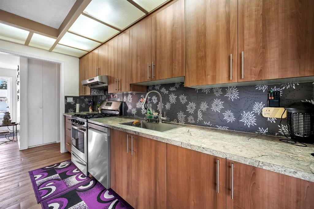 5848 Maddock Drive Ne, Calgary, AB - Indoor Photo Showing Kitchen