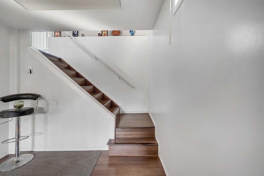 5848 Maddock Drive Ne, Calgary, AB - Indoor Photo Showing Other Room