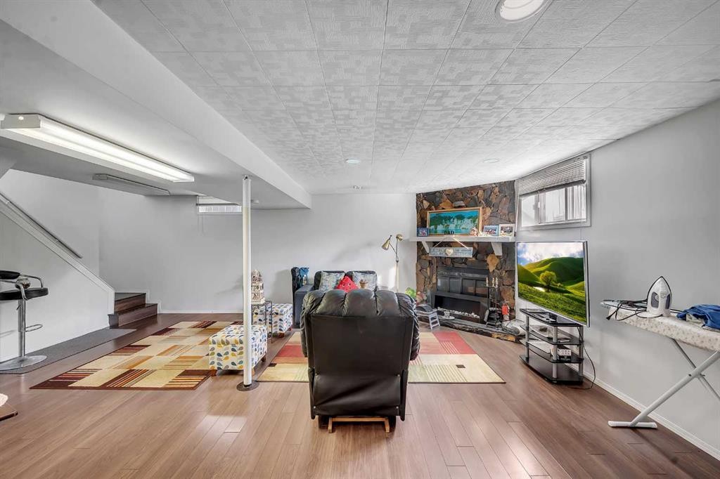 5848 Maddock Drive Ne, Calgary, AB - Indoor Photo Showing Office