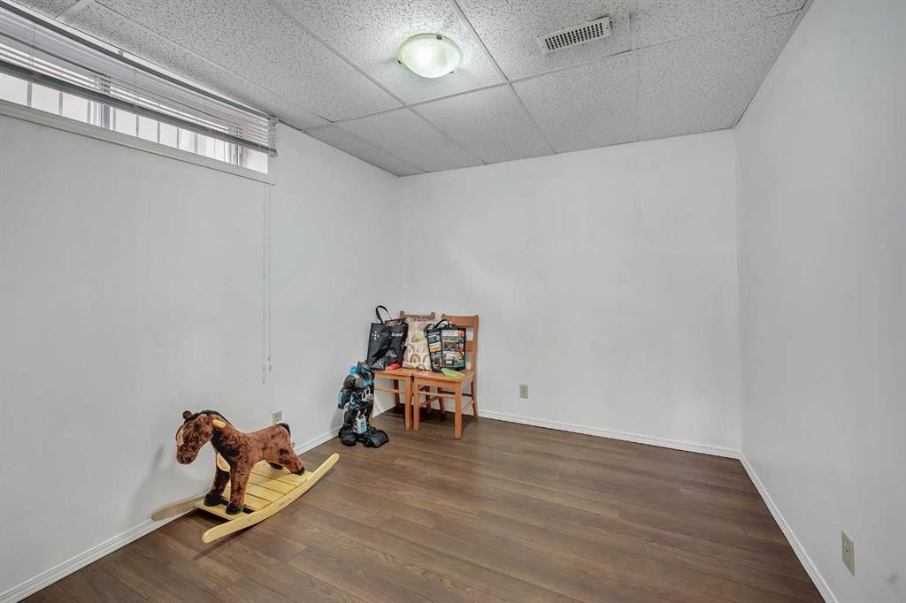 5848 Maddock Drive Ne, Calgary, AB - Indoor Photo Showing Other Room