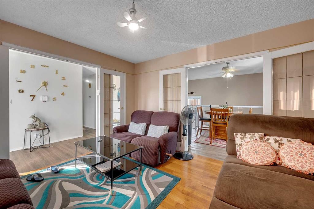 5848 Maddock Drive Ne, Calgary, AB - Indoor Photo Showing Living Room