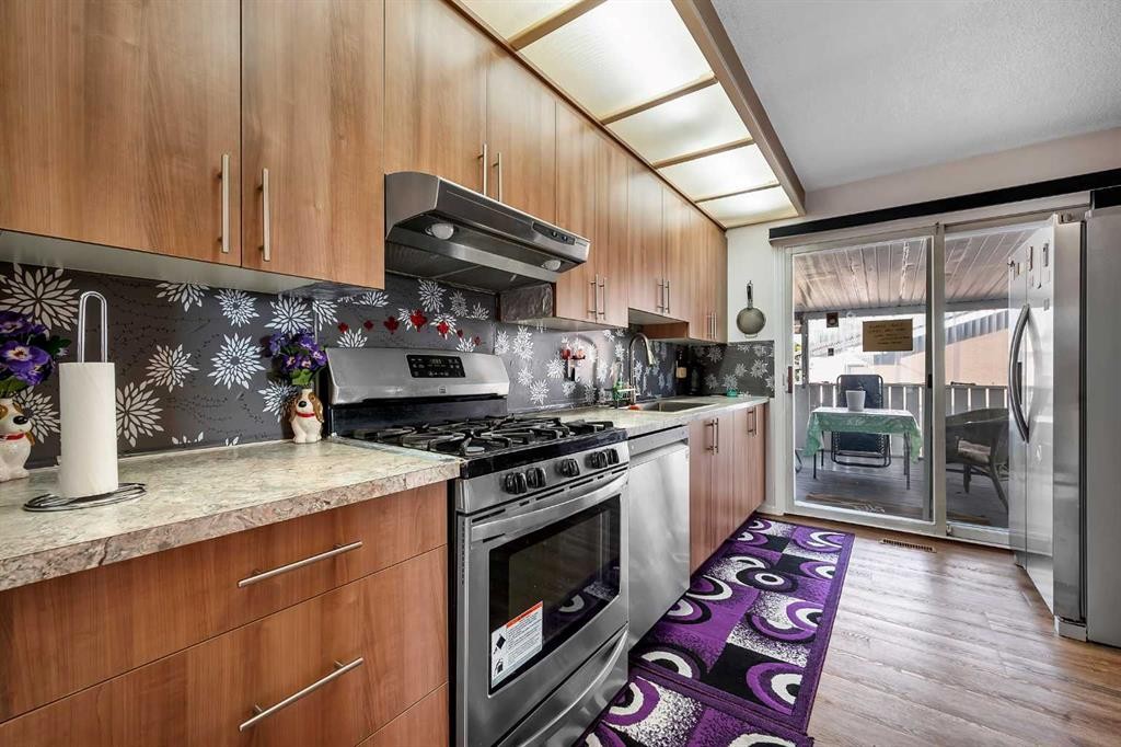 5848 Maddock Drive Ne, Calgary, AB - Indoor Photo Showing Kitchen