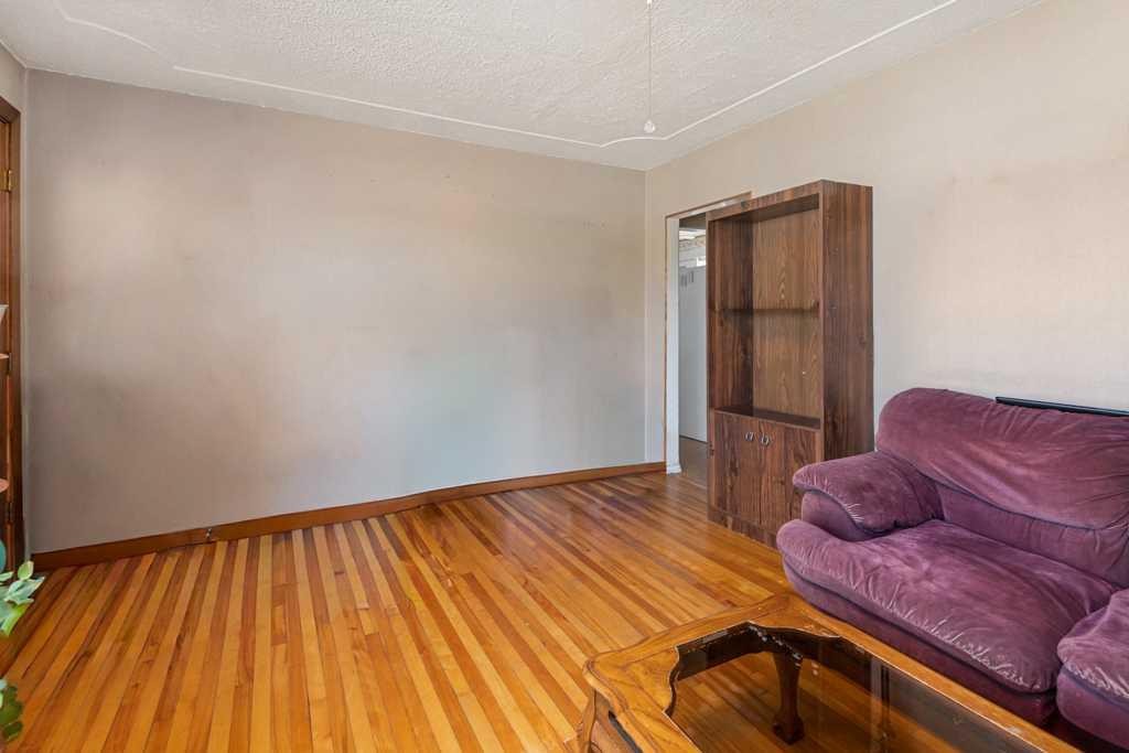4503 Bowness Road Nw, Calgary, AB - Indoor Photo Showing Bathroom