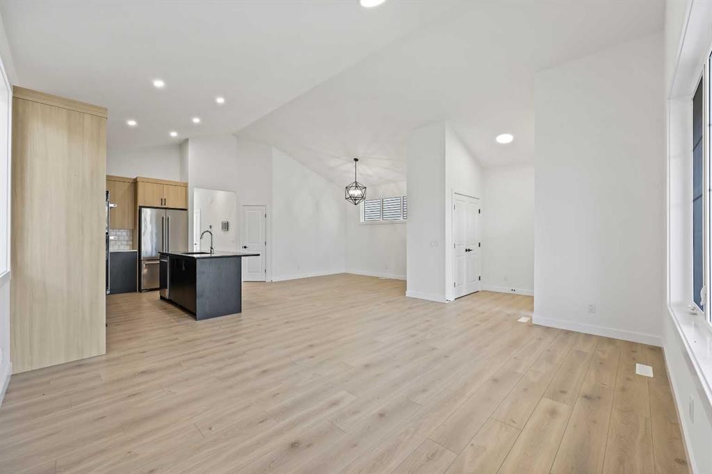 116 Mitchell Walk Nw, Calgary, AB - Indoor Photo Showing Kitchen