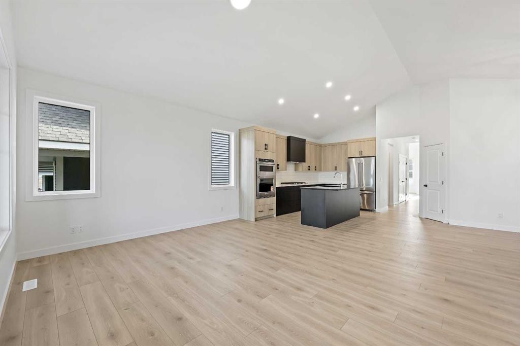 116 Mitchell Walk Nw, Calgary, AB - Indoor Photo Showing Kitchen