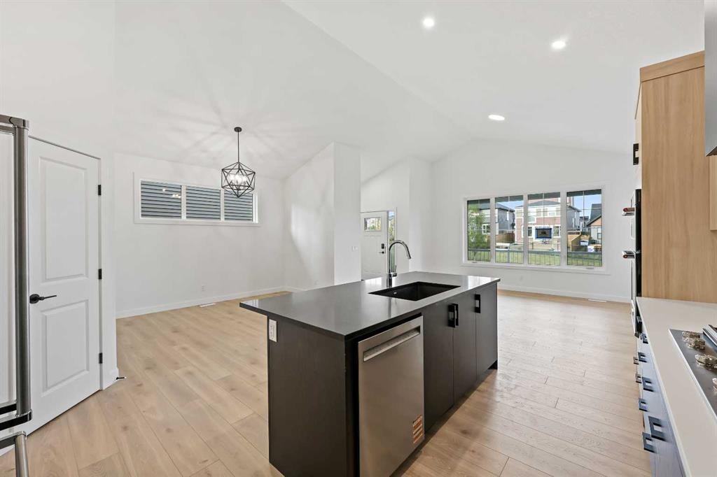 116 Mitchell Walk Nw, Calgary, AB - Indoor Photo Showing Kitchen