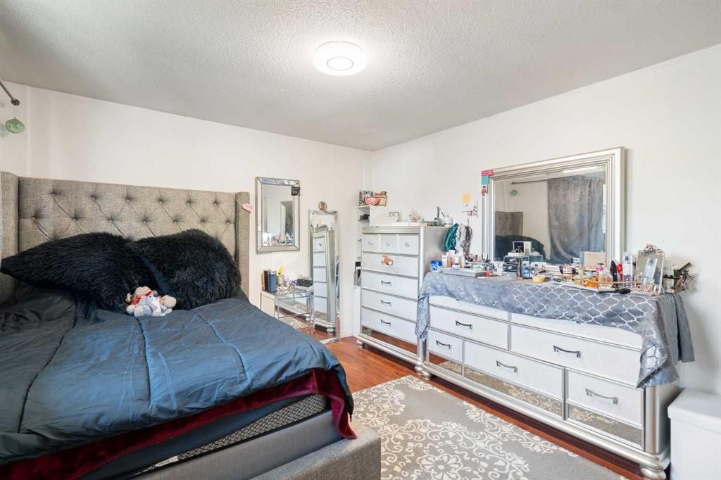 3212 Dover Crescent Se, Calgary, AB - Indoor Photo Showing Bedroom