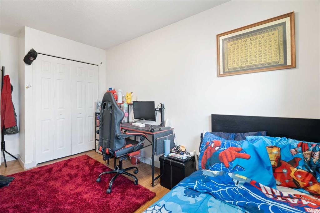 3212 Dover Crescent Se, Calgary, AB - Indoor Photo Showing Bedroom