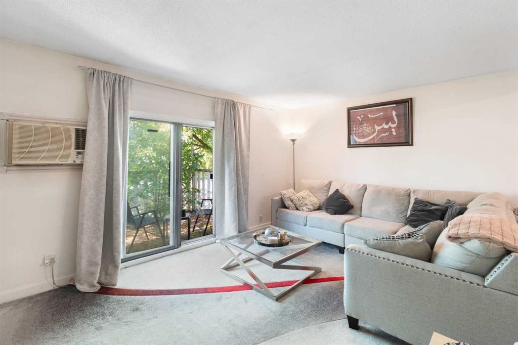 3212 Dover Crescent Se, Calgary, AB - Indoor Photo Showing Living Room