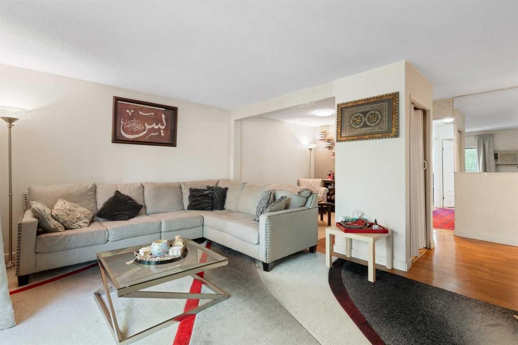 3212 Dover Crescent Se, Calgary, AB - Indoor Photo Showing Living Room