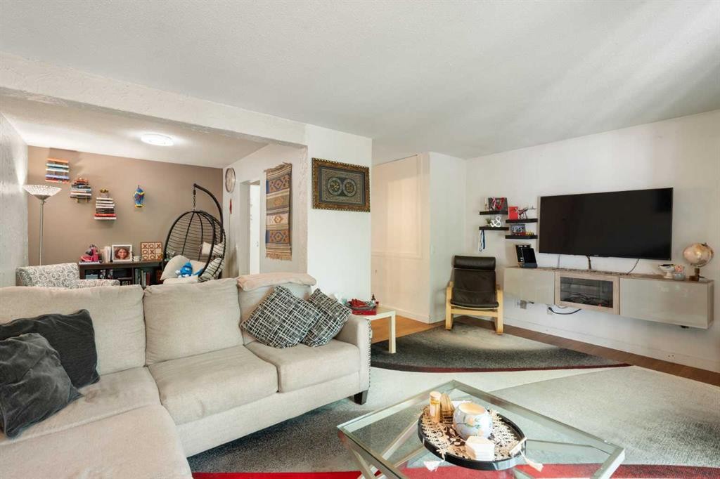 3212 Dover Crescent Se, Calgary, AB - Indoor Photo Showing Living Room
