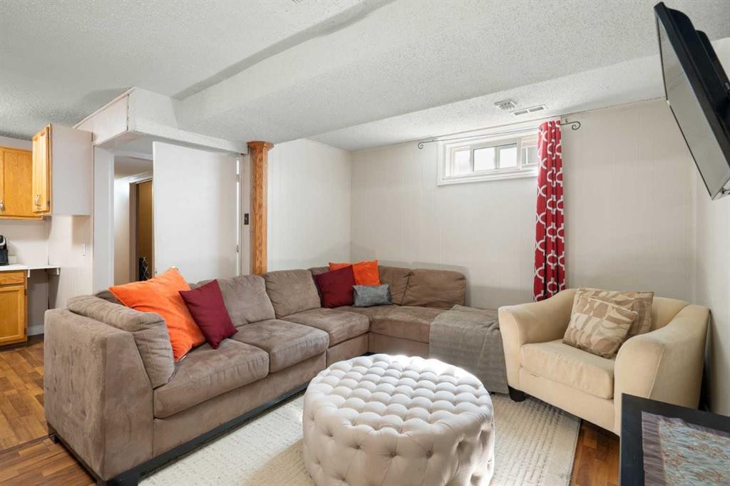 3212 Dover Crescent Se, Calgary, AB - Indoor Photo Showing Living Room