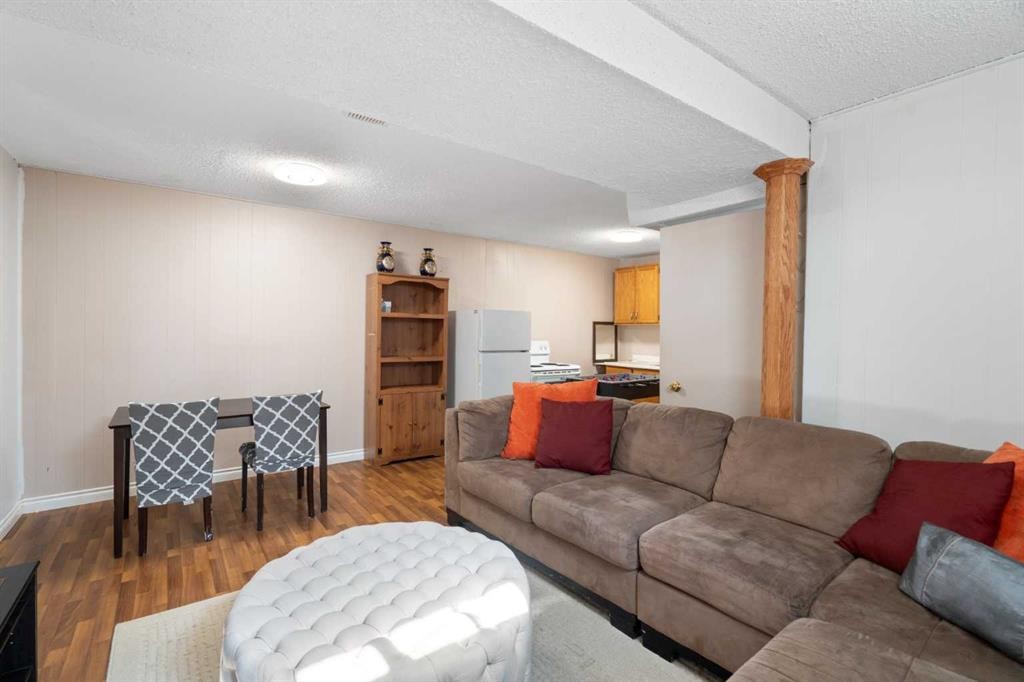 3212 Dover Crescent Se, Calgary, AB - Indoor Photo Showing Living Room