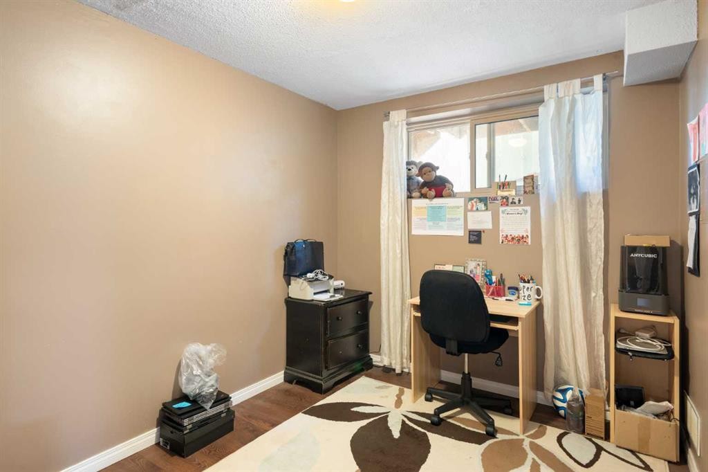 3212 Dover Crescent Se, Calgary, AB - Indoor Photo Showing Other Room