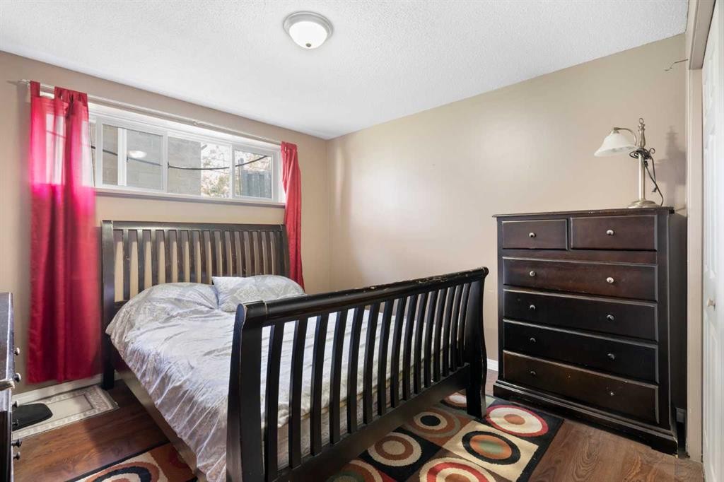 3212 Dover Crescent Se, Calgary, AB - Indoor Photo Showing Bedroom