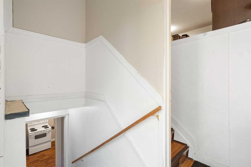 3212 Dover Crescent Se, Calgary, AB - Indoor Photo Showing Other Room