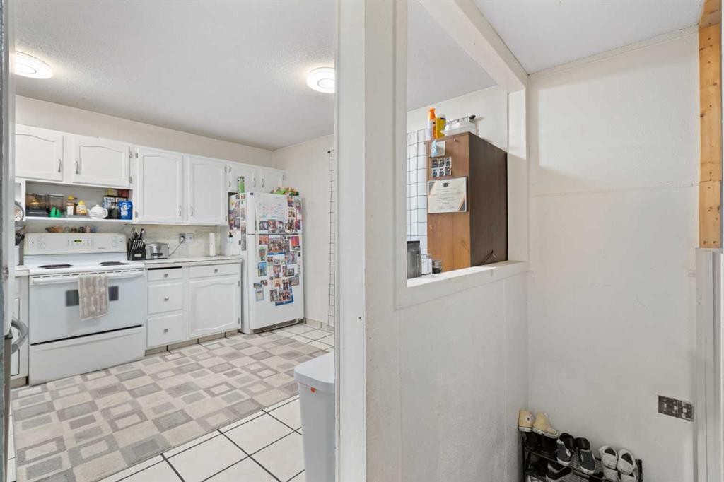3212 Dover Crescent Se, Calgary, AB - Indoor Photo Showing Kitchen