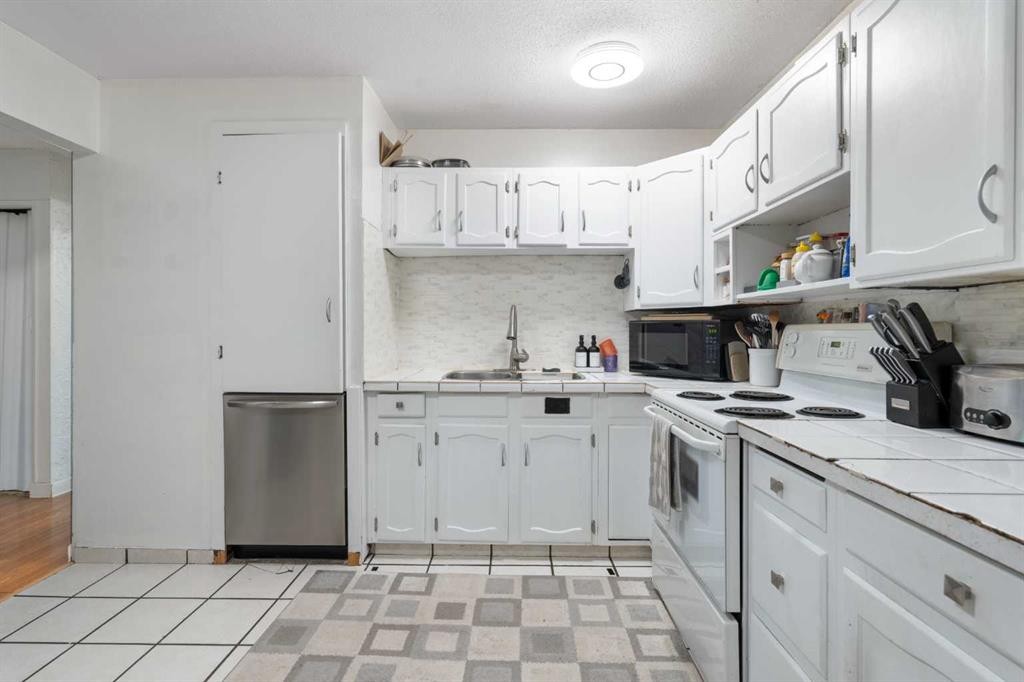 3212 Dover Crescent Se, Calgary, AB - Indoor Photo Showing Kitchen