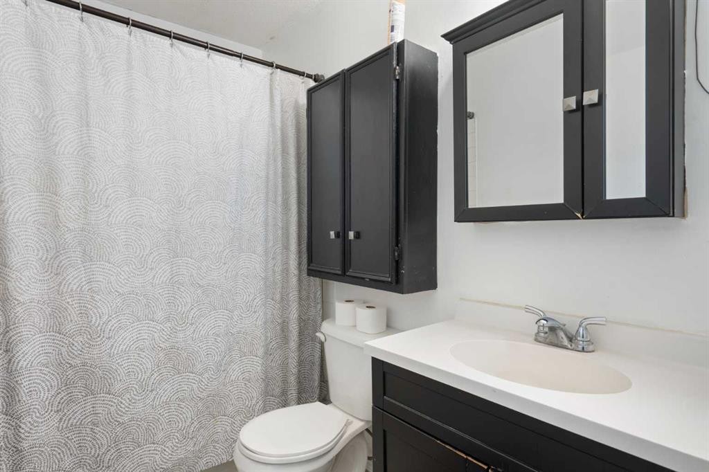 3212 Dover Crescent Se, Calgary, AB - Indoor Photo Showing Bathroom