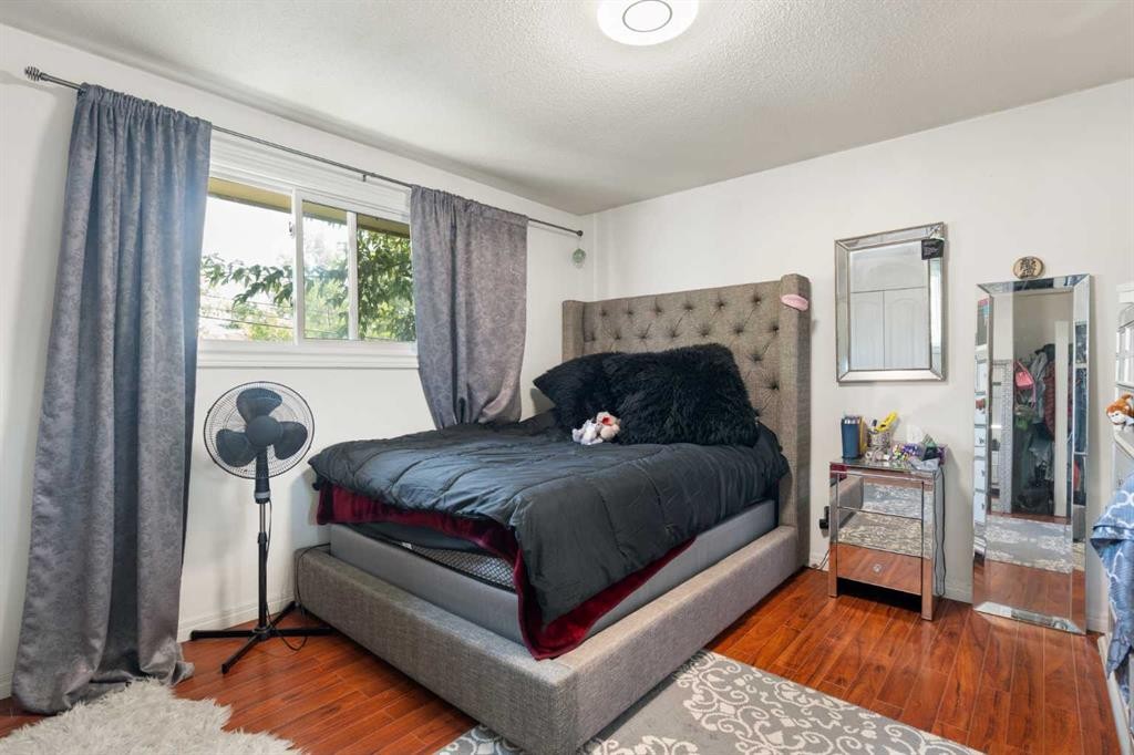 3212 Dover Crescent Se, Calgary, AB - Indoor Photo Showing Bedroom