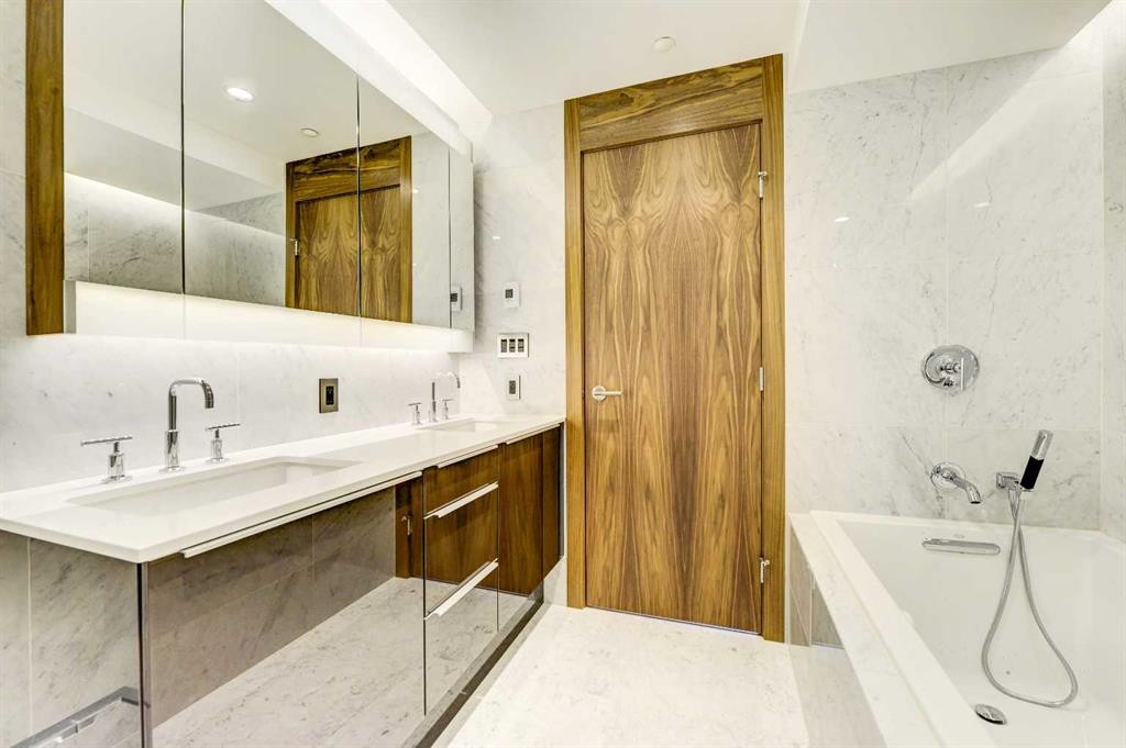 301-738 1 Avenue Sw, Calgary, AB - Indoor Photo Showing Bathroom