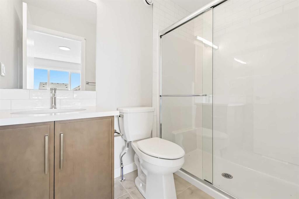7023 Rangeview Avenue Se, Calgary, AB - Indoor Photo Showing Bathroom