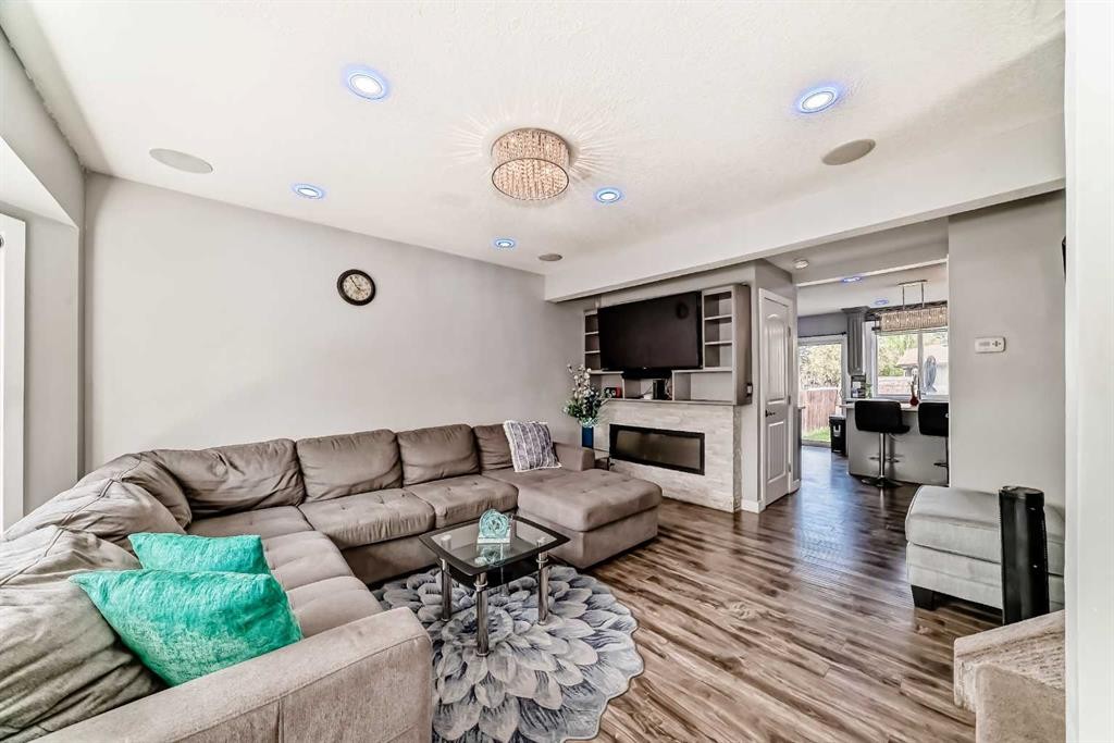 42 Taraglen Road Ne, Calgary, AB - Indoor Photo Showing Living Room