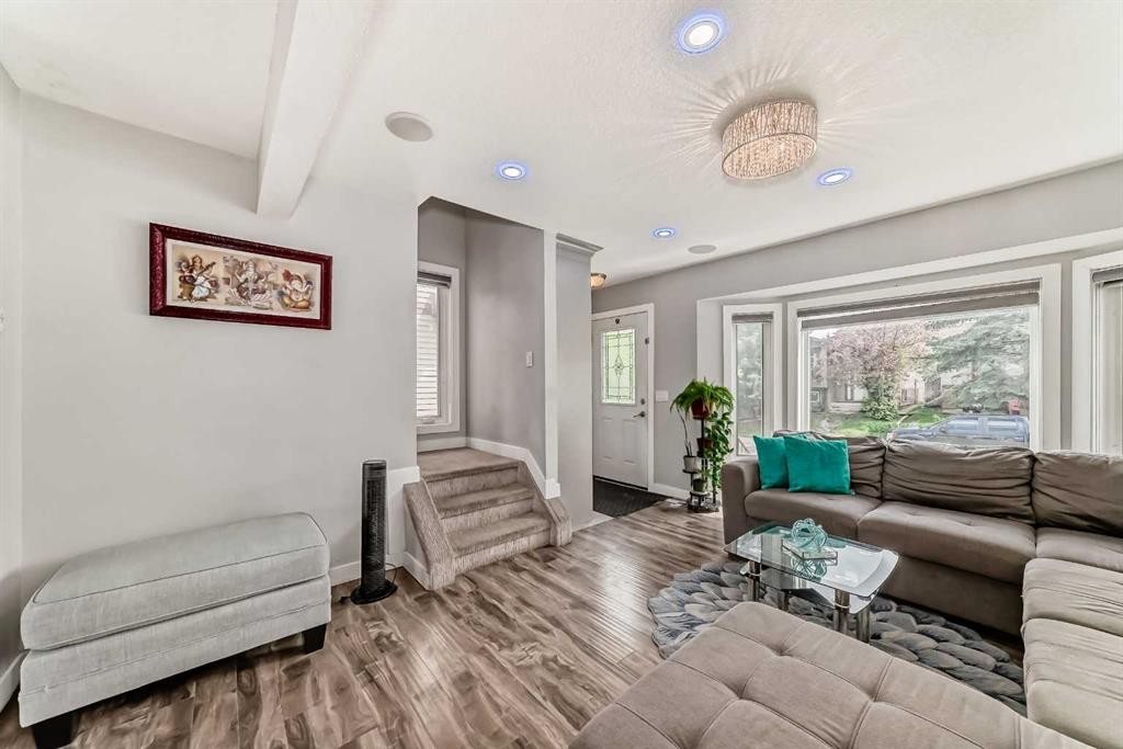 42 Taraglen Road Ne, Calgary, AB - Indoor Photo Showing Living Room
