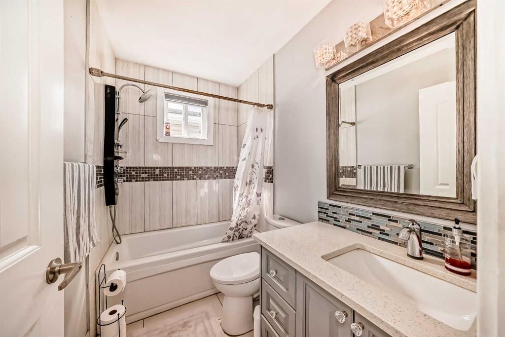 42 Taraglen Road Ne, Calgary, AB - Indoor Photo Showing Bathroom