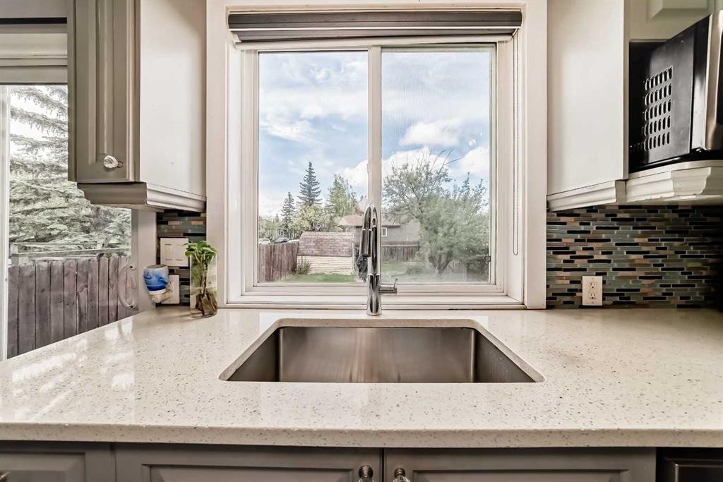 42 Taraglen Road Ne, Calgary, AB - Indoor Photo Showing Kitchen