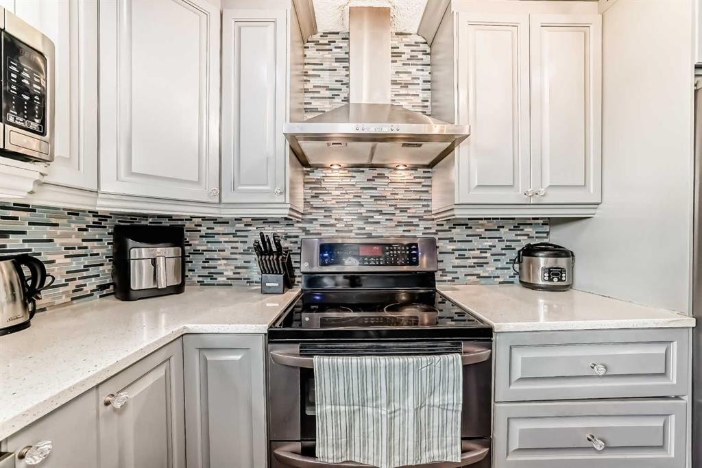 42 Taraglen Road Ne, Calgary, AB - Indoor Photo Showing Kitchen