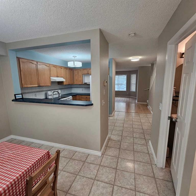 5 Country Village Landing Ne, Calgary, AB - Indoor Photo Showing Kitchen