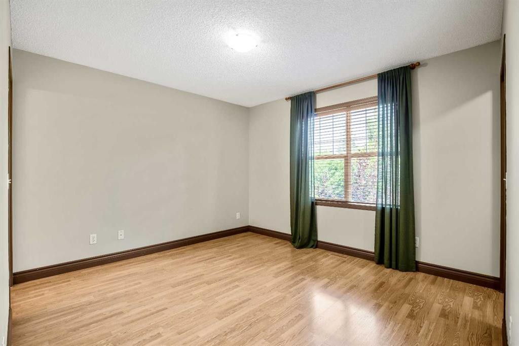 5 Country Village Landing Ne, Calgary, AB - Indoor Photo Showing Other Room