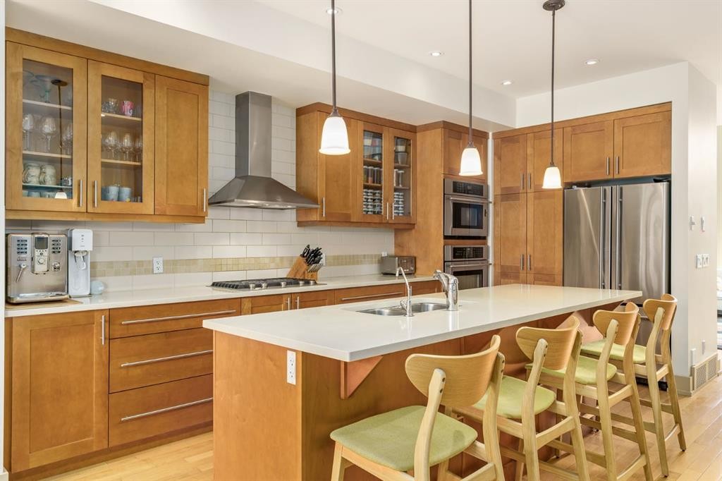 2134 30 Avenue Sw, Calgary, AB - Indoor Photo Showing Kitchen With Double Sink