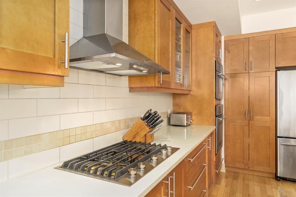 2134 30 Avenue Sw, Calgary, AB - Indoor Photo Showing Kitchen With Upgraded Kitchen