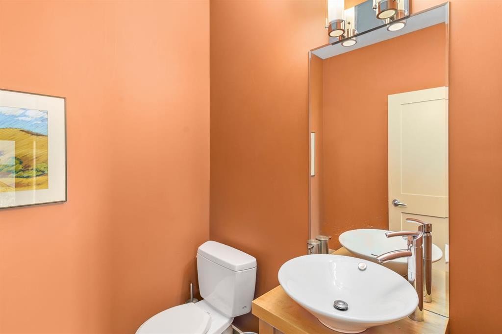 2134 30 Avenue Sw, Calgary, AB - Indoor Photo Showing Bathroom