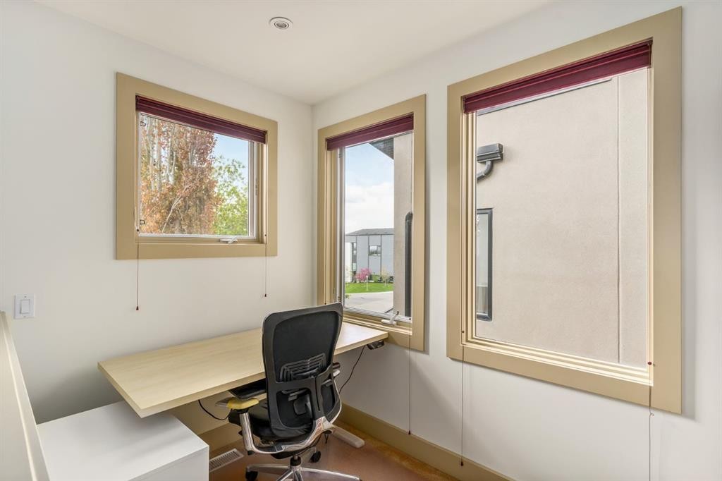 2134 30 Avenue Sw, Calgary, AB - Indoor Photo Showing Office